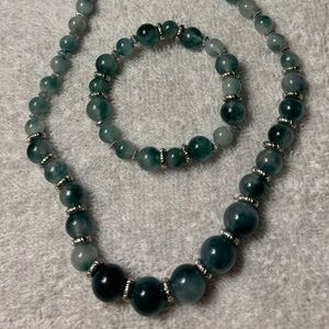 Teal & silver beaded necklace & bracelet set. Has lobster claw clasp. Like new
